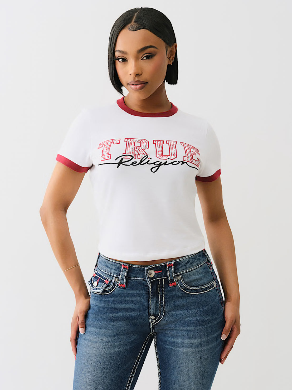 EXCLUSIVO EN LÍNEA CAMISETA PEQUEÑA CON BORDE Y DETALLE EN CRISTAL