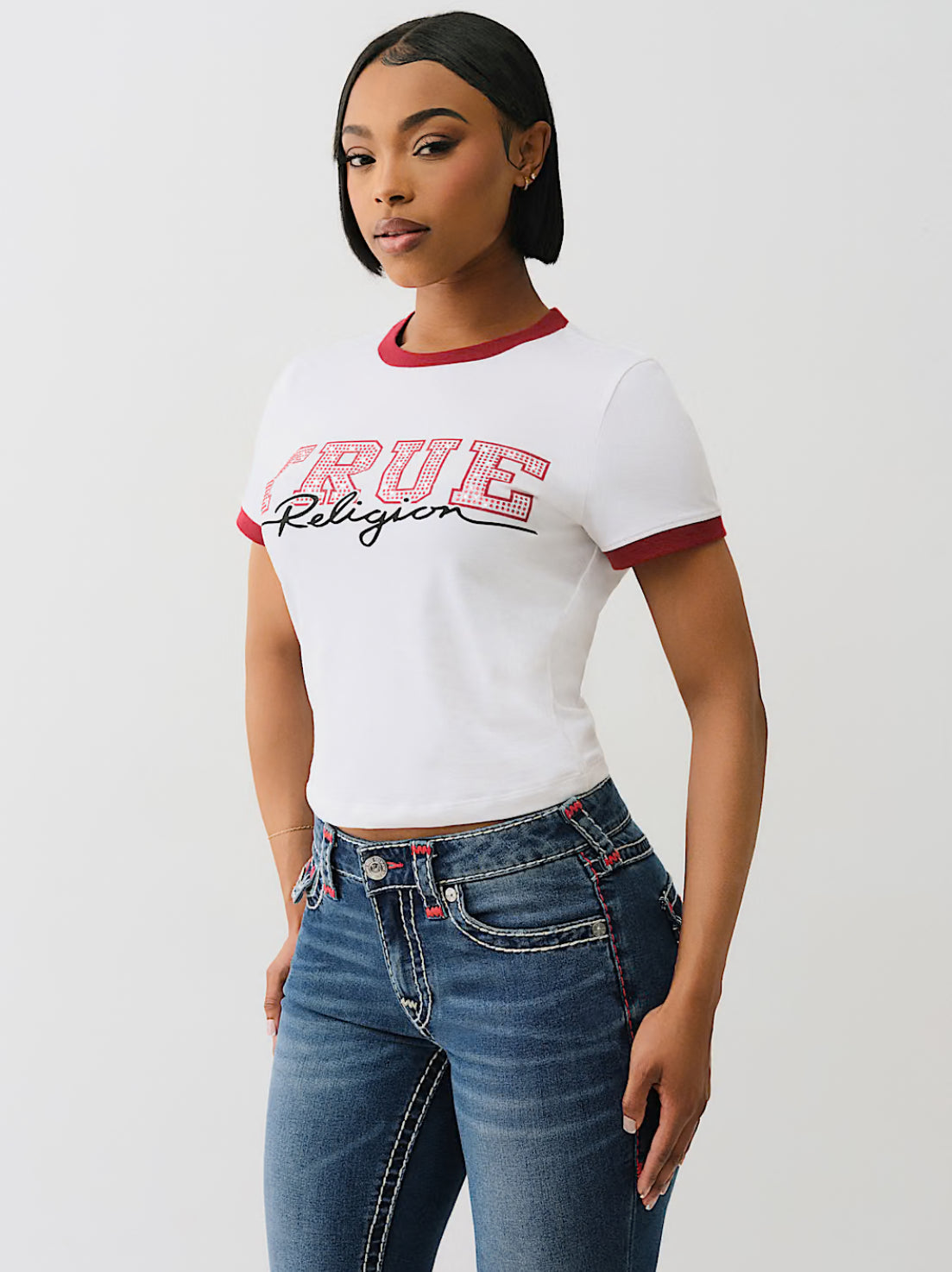 EXCLUSIVO EN LÍNEA CAMISETA PEQUEÑA CON BORDE Y DETALLE EN CRISTAL