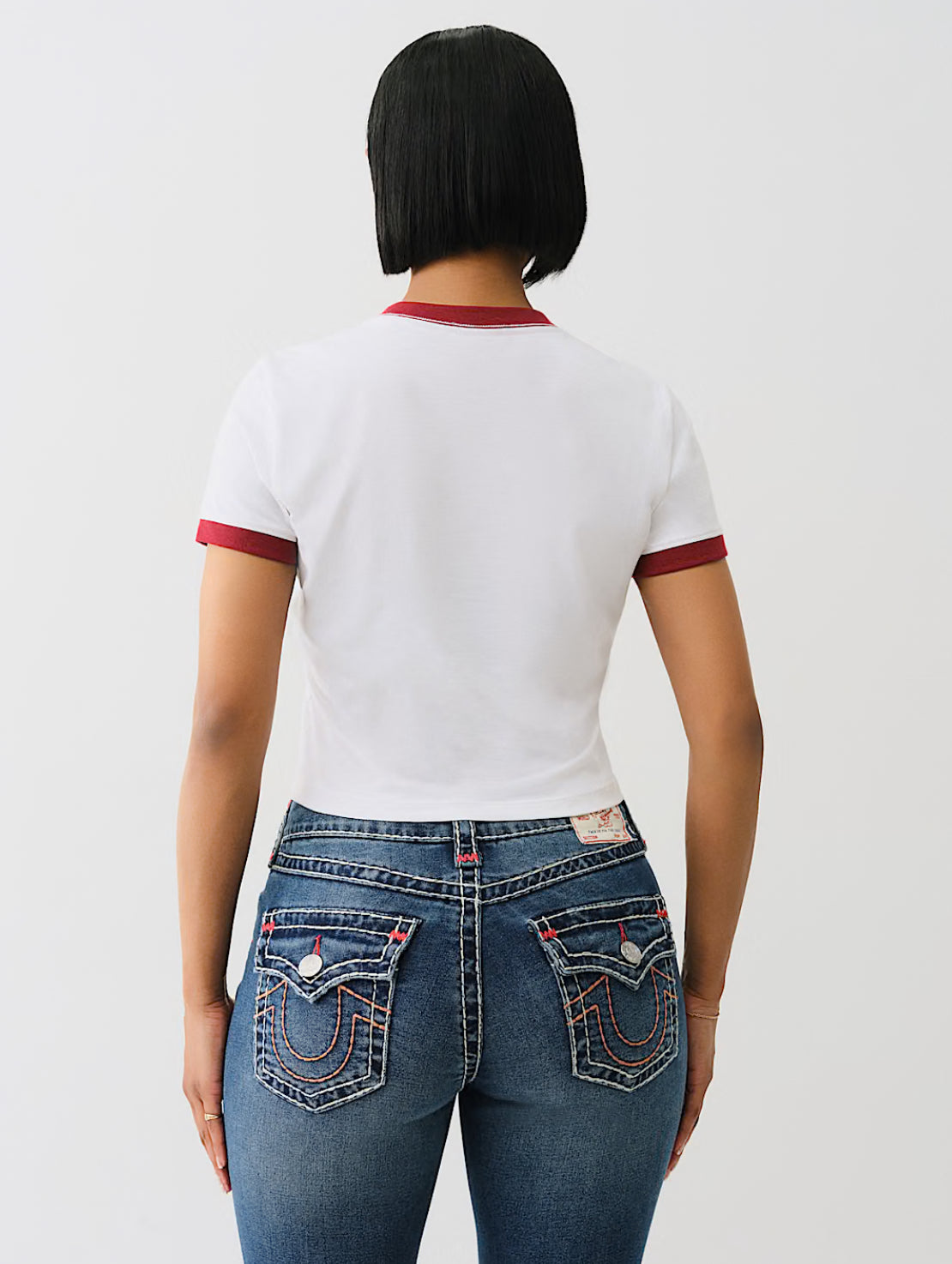 EXCLUSIVO EN LÍNEA CAMISETA PEQUEÑA CON BORDE Y DETALLE EN CRISTAL