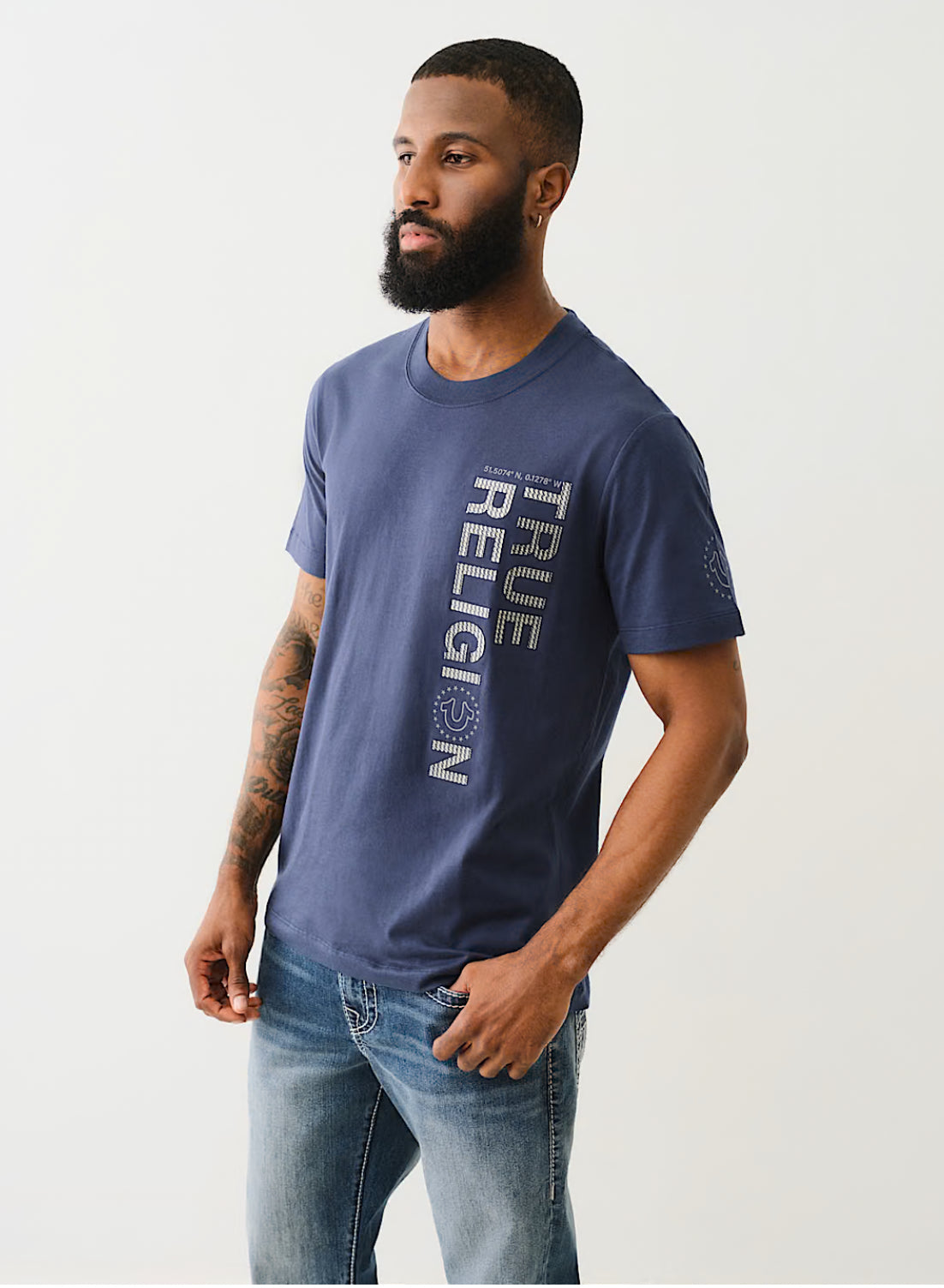 Camiseta con logotipos Texturizados
