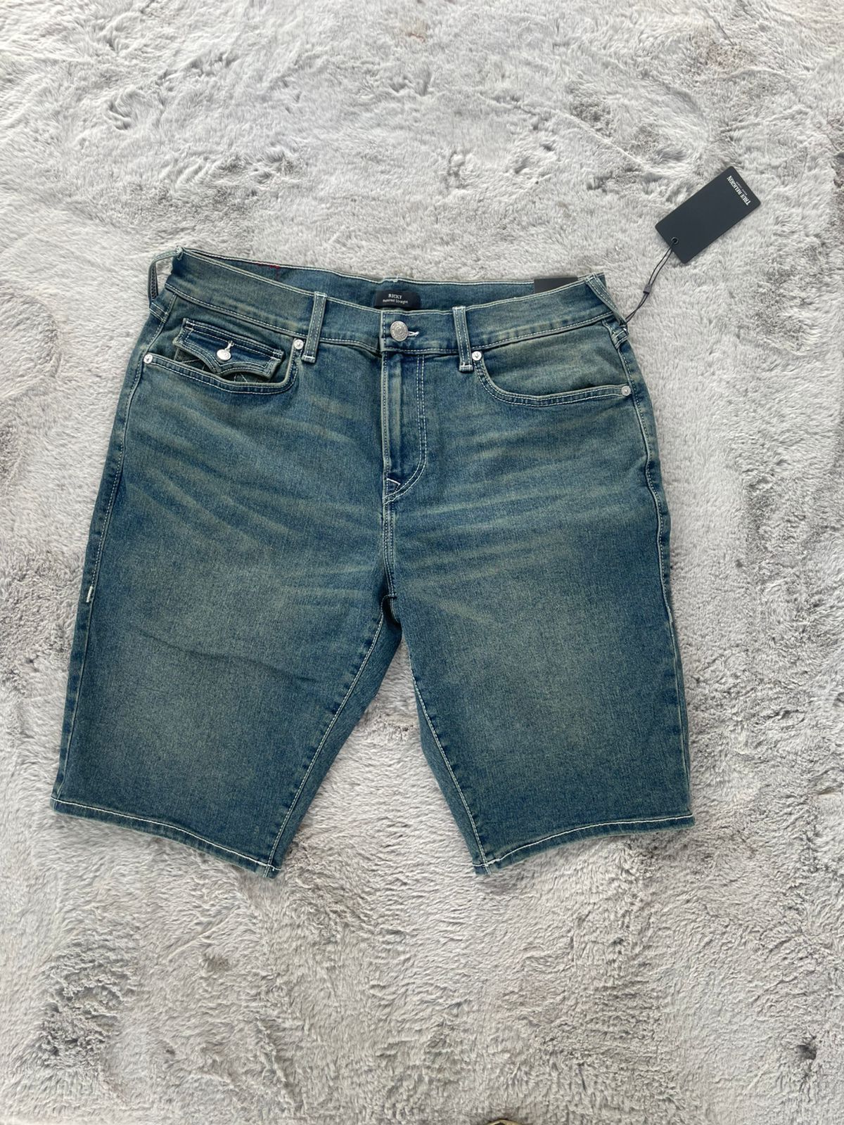 Pantalón corto vaquero True Religion con diseño desgastado