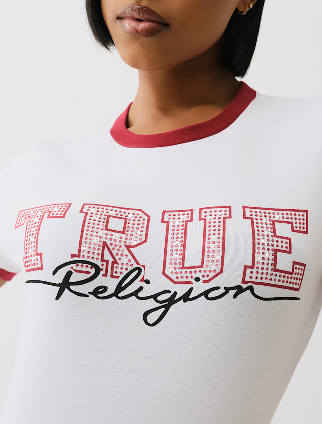 EXCLUSIVO EN LÍNEA CAMISETA PEQUEÑA CON BORDE Y DETALLE EN CRISTAL