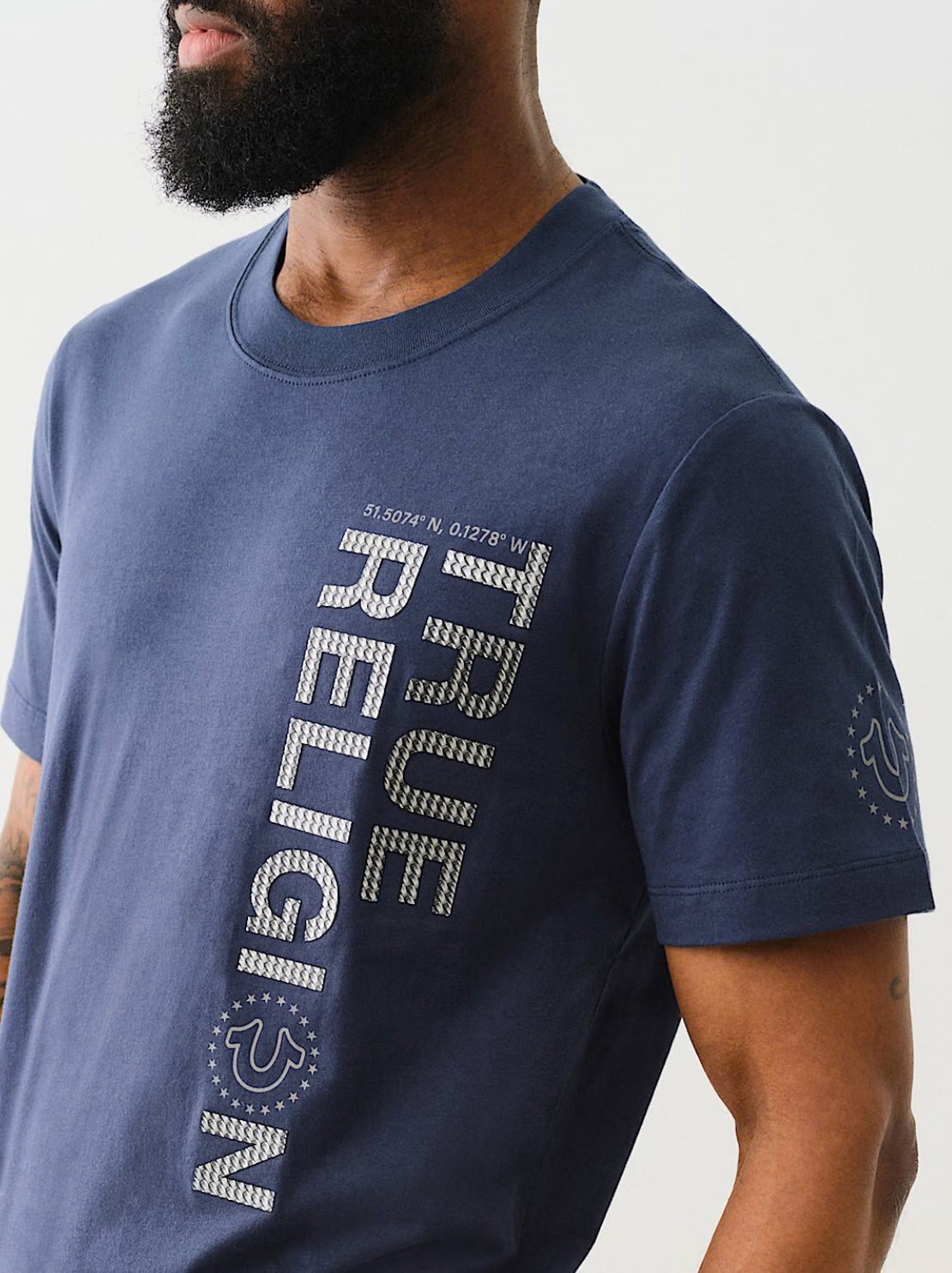 Camiseta con logotipos Texturizados