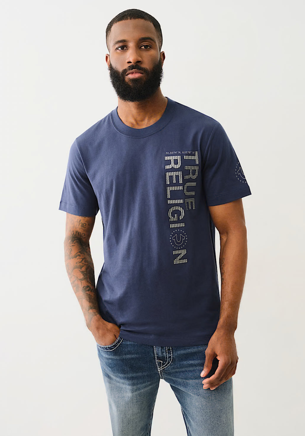 Camiseta con logotipos Texturizados